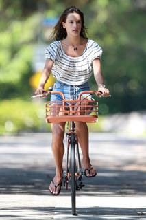 Alessandra Ambrosio feet photo thumbnail