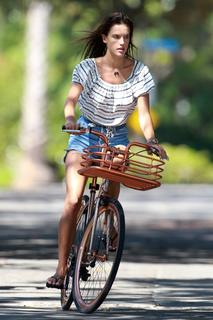 Alessandra Ambrosio feet photo thumbnail