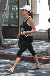 Alessandra Ambrosio feet photo thumbnail