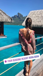 Alessandra Ambrosio feet photo thumbnail