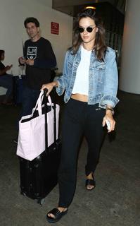 Alessandra Ambrosio feet photo thumbnail