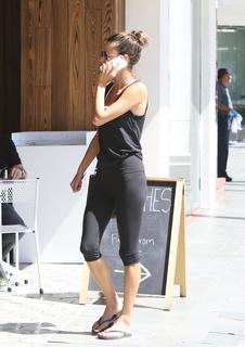 Alessandra Ambrosio feet photo thumbnail
