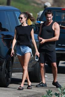 Alessandra Ambrosio feet photo thumbnail