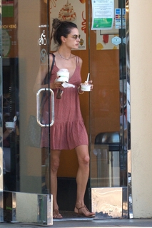 Alessandra Ambrosio feet photo thumbnail