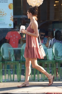 Alessandra Ambrosio feet photo thumbnail