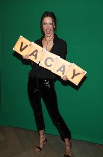 Alessandra Ambrosio feet photo thumbnail