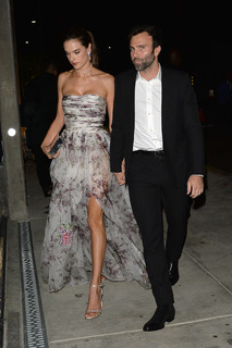 Alessandra Ambrosio feet photo thumbnail