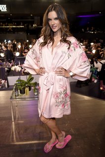 Alessandra Ambrosio feet photo thumbnail