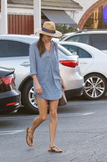 Alessandra Ambrosio feet photo thumbnail