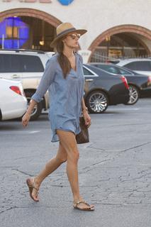 Alessandra Ambrosio feet photo thumbnail