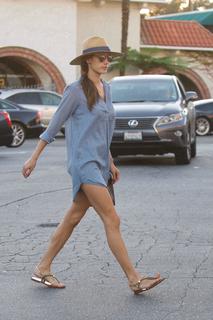 Alessandra Ambrosio feet photo thumbnail