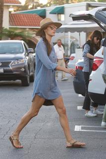 Alessandra Ambrosio feet photo thumbnail