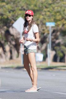 Alessandra Ambrosio feet photo thumbnail