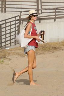Alessandra Ambrosio feet photo thumbnail