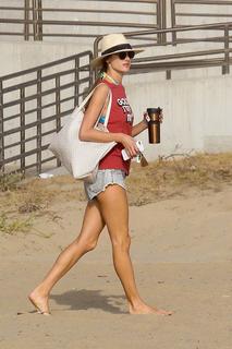 Alessandra Ambrosio feet photo thumbnail