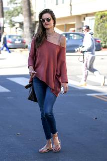 Alessandra Ambrosio feet photo thumbnail