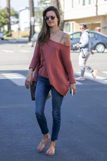 Alessandra Ambrosio feet photo thumbnail