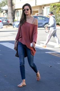 Alessandra Ambrosio feet photo thumbnail