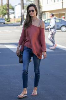 Alessandra Ambrosio feet photo thumbnail