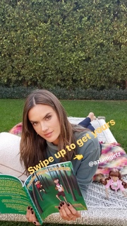 Alessandra Ambrosio feet photo thumbnail