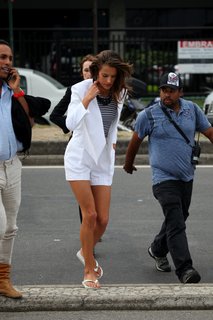 Alessandra Ambrosio feet photo thumbnail