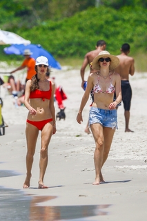 Alessandra Ambrosio feet photo thumbnail