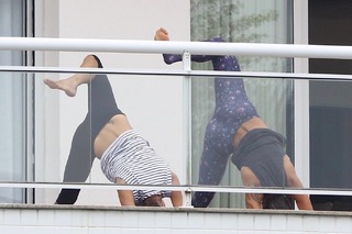 Alessandra Ambrosio feet photo thumbnail