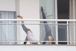 Alessandra Ambrosio feet photo thumbnail