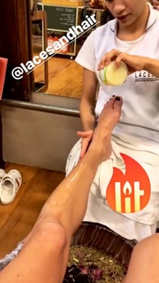 Alessandra Ambrosio feet photo thumbnail