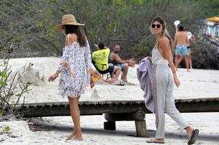 Alessandra Ambrosio feet photo thumbnail