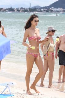 Alessandra Ambrosio feet photo thumbnail