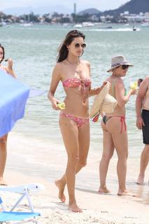 Alessandra Ambrosio feet photo thumbnail