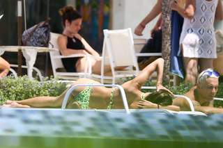 Alessandra Ambrosio feet photo thumbnail