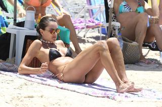 Alessandra Ambrosio feet photo thumbnail