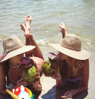 Alessandra Ambrosio feet photo thumbnail