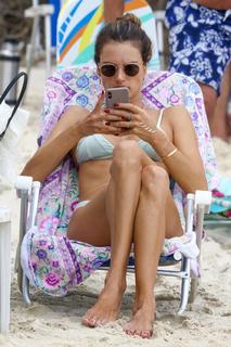 Alessandra Ambrosio feet photo thumbnail