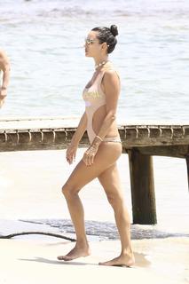 Alessandra Ambrosio feet photo thumbnail