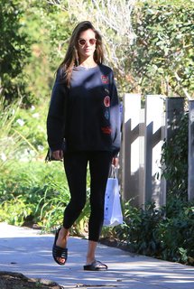 Alessandra Ambrosio feet photo thumbnail