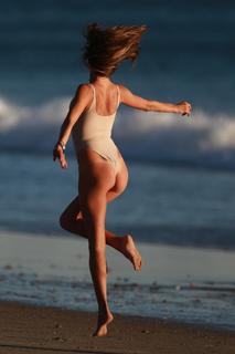 Alessandra Ambrosio feet photo thumbnail