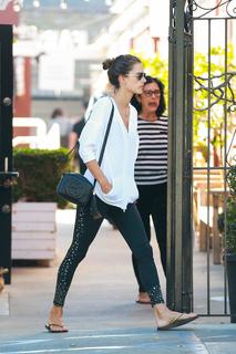 Alessandra Ambrosio feet photo thumbnail