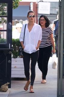 Alessandra Ambrosio feet photo thumbnail