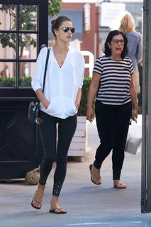 Alessandra Ambrosio feet photo thumbnail