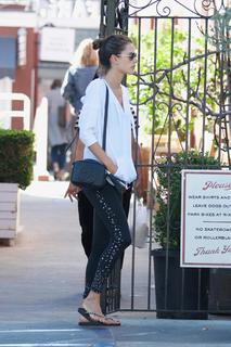 Alessandra Ambrosio feet photo thumbnail