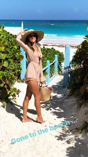 Alessandra Ambrosio feet photo thumbnail