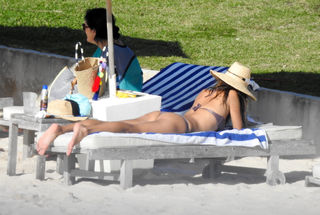 Alessandra Ambrosio feet photo thumbnail