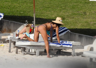 Alessandra Ambrosio feet photo thumbnail