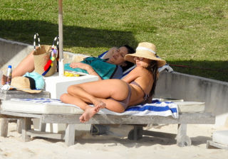 Alessandra Ambrosio feet photo thumbnail