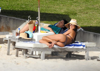 Alessandra Ambrosio feet photo thumbnail