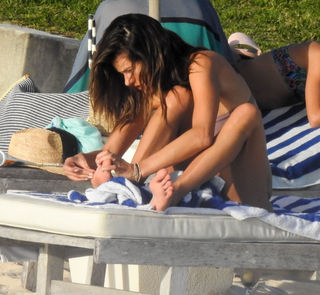 Alessandra Ambrosio feet photo thumbnail