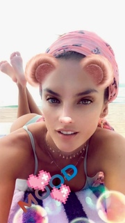 Alessandra Ambrosio feet photo thumbnail